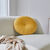 Coussin rond capitonné en velours (jaune)