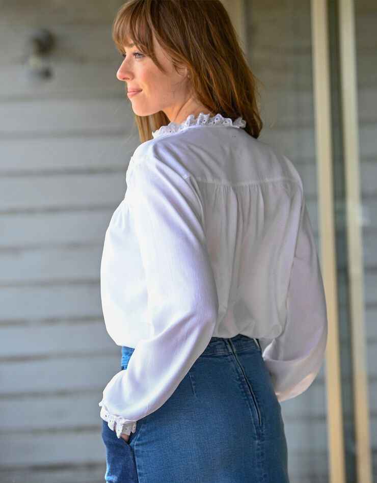 Blouse col montant volanté, détails broderie anglaise (écru) Blouse col montant volanté, détails broderie anglaise (écru)