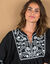 Robe longue manches coudes, broderies contrastées (noir)
