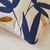 Coussin imprimé feuilles (beige / marine)