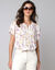 Chemisier manches courtes papillon, cr&eacute;pon imprim&eacute; fleuri (blanc / violet)