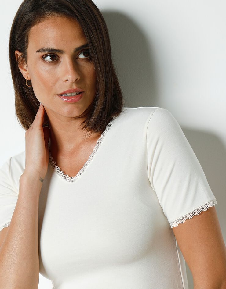 Tee-shirt manches courtes chaleur seconde peau et détails dentelle (ivoire) Tee-shirt manches courtes chaleur seconde peau et détails dentelle (ivoire)