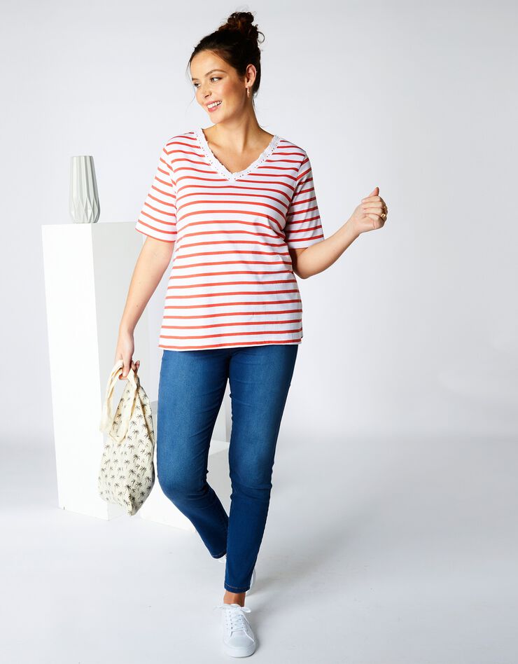 Tee-shirt rayé col V broderie anglaise, tissé-teint (blanc / orange) Tee-shirt rayé col V broderie anglaise, tissé-teint (blanc / orange)