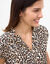 Chemisier manches courtes col volanté, imprimé léopard (taupe / noir) Chemisier manches courtes col volanté, imprimé léopard (taupe / noir)