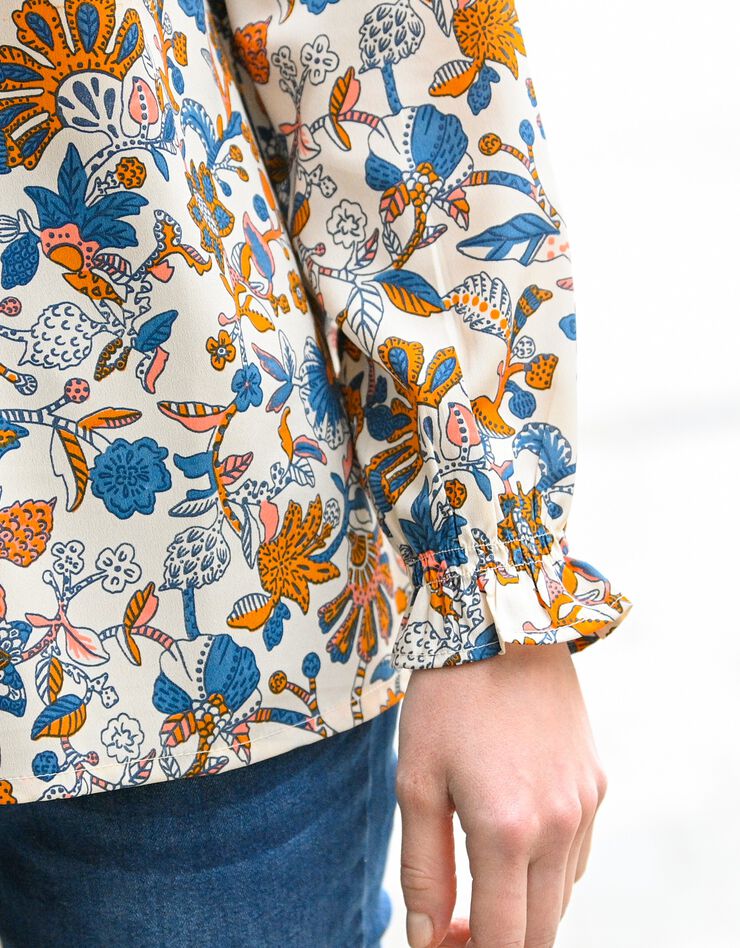 Blouse volantée boutonnée fleurie (beige / bleu) Blouse volantée boutonnée fleurie (beige / bleu)