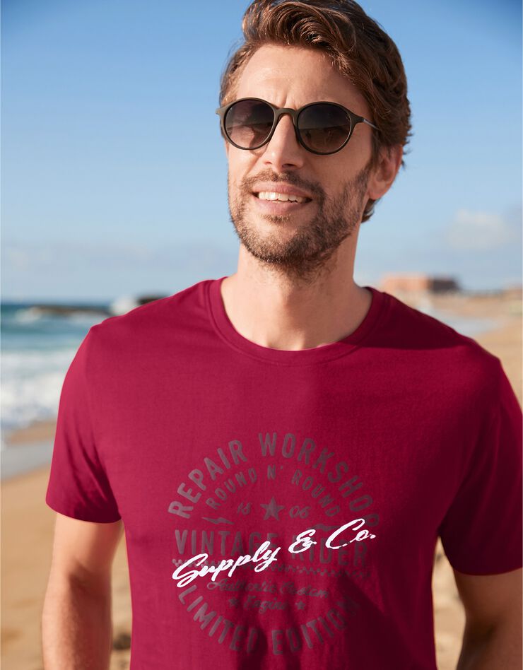 Tee-shirt motif placé col rond (rouge) Tee-shirt motif placé col rond (rouge)