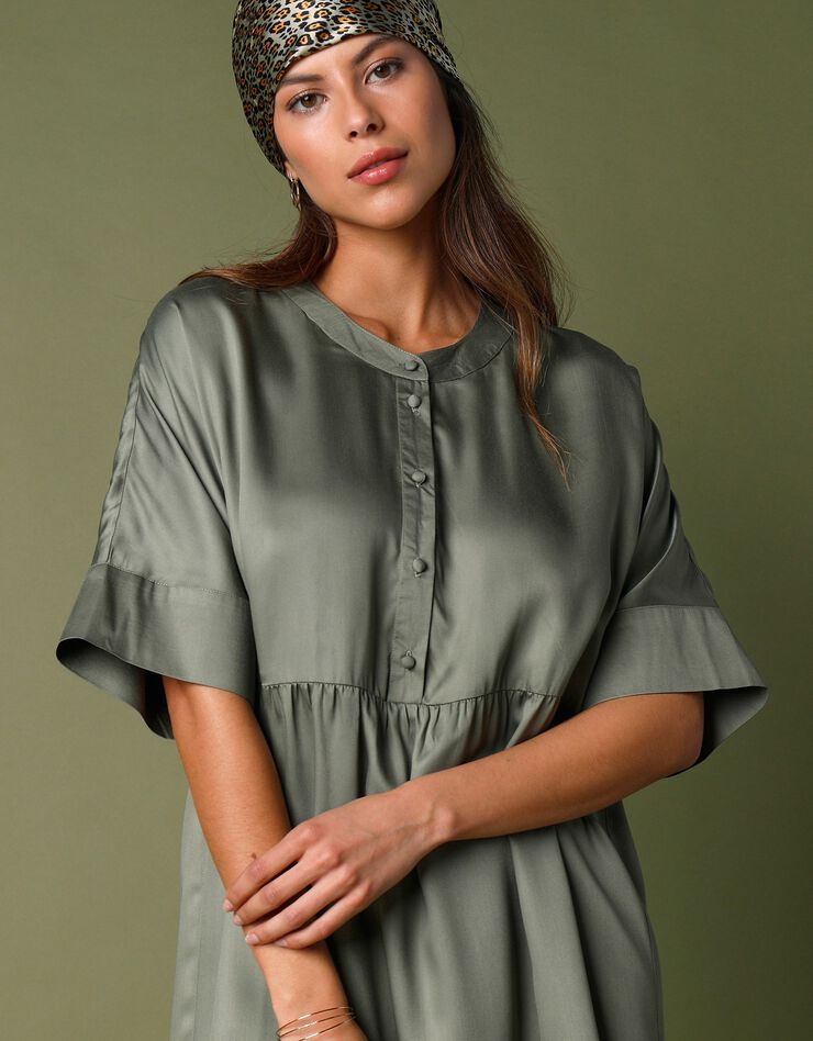 Robe courte ample en satin (kaki)