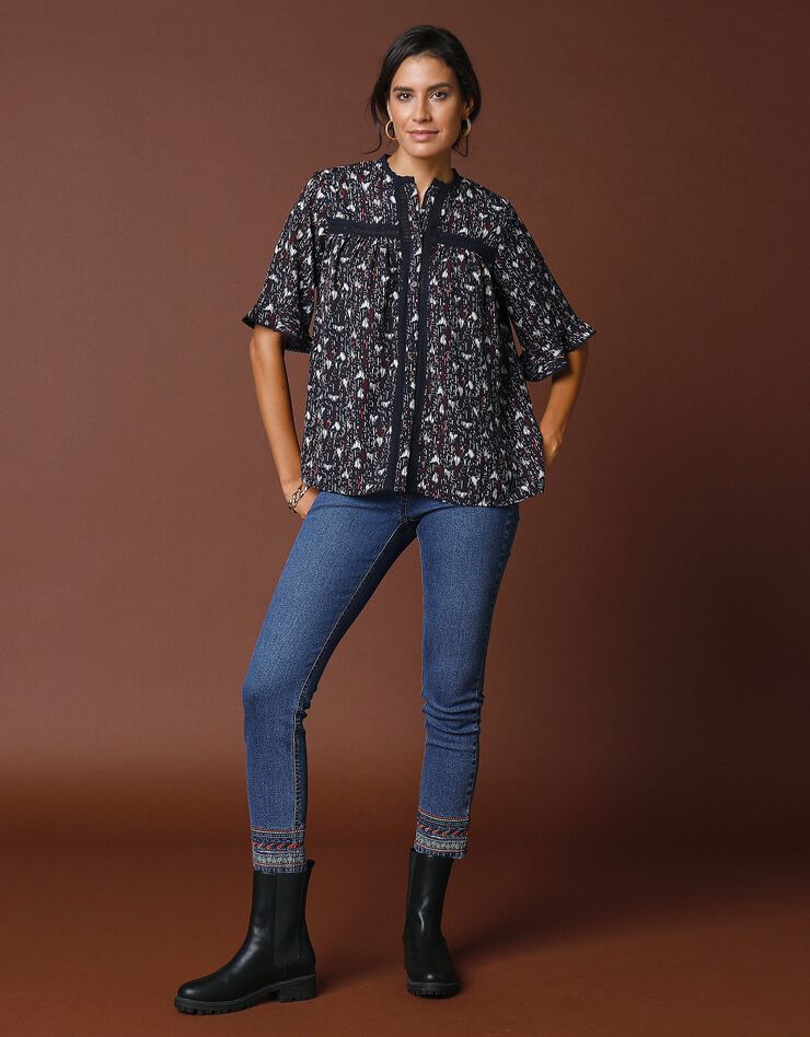 Blouse boutonnée froncée imprimée (indigo / écru) Blouse boutonnée froncée imprimée (indigo / écru)