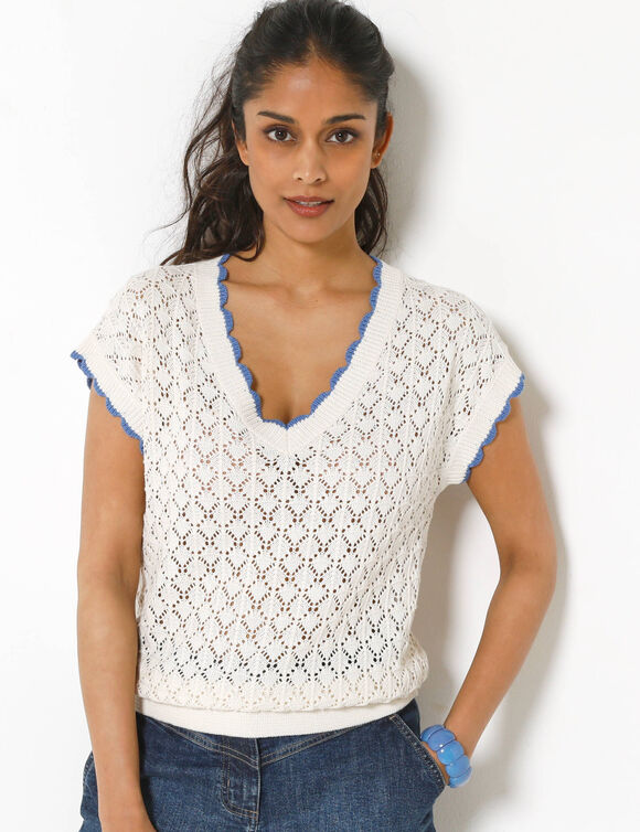 Pull en crochet festonn&eacute; col V, manches courtes (&eacute;cru / bleu)