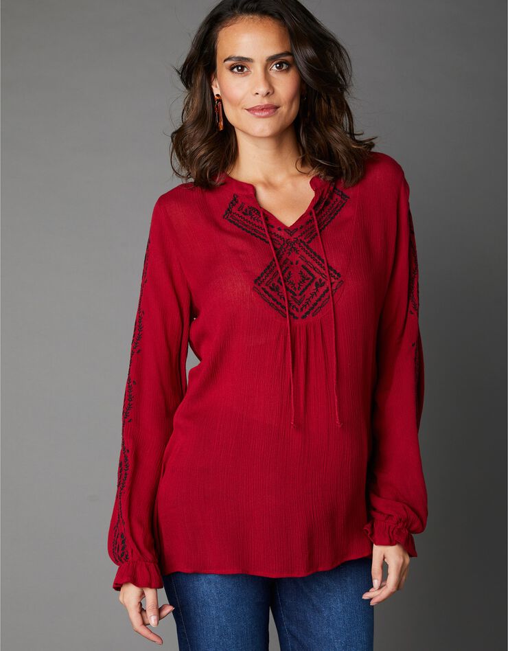 Blouse en crépon brodé, poignets volantés (rouge foncé) Blouse en crépon brodé, poignets volantés (rouge foncé)