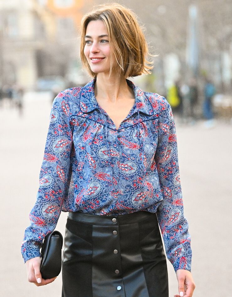 Blouse col chemise en voile imprimé (indigo / rouge) Blouse col chemise en voile imprimé (indigo / rouge)