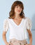 T-shirt col V, manches en macramé (blanc)