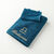 Serviettes de bain brodées Balance - 420g/m2 (bleu paon)