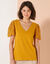 T-shirt col V, manches en macramé (safran)