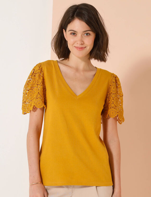 T-shirt col V, manches en macramé (safran)