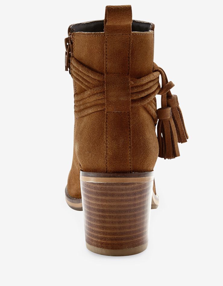 Boots en croûte de cuir à talon et pompons (beige foncé) Boots en croûte de cuir à talon et pompons (beige foncé)