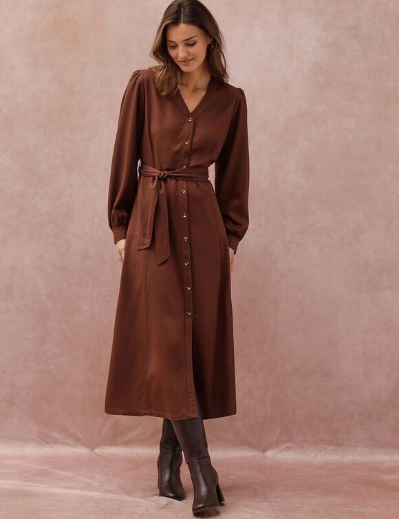 Robe longue unie boutonn&eacute;e ceintur&eacute;e (chocolat)
