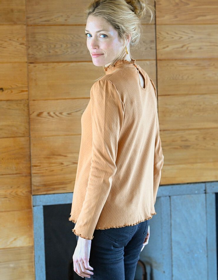 Tee-shirt finition frisottis, maille ajourée (caramel) Tee-shirt finition frisottis, maille ajourée (caramel)