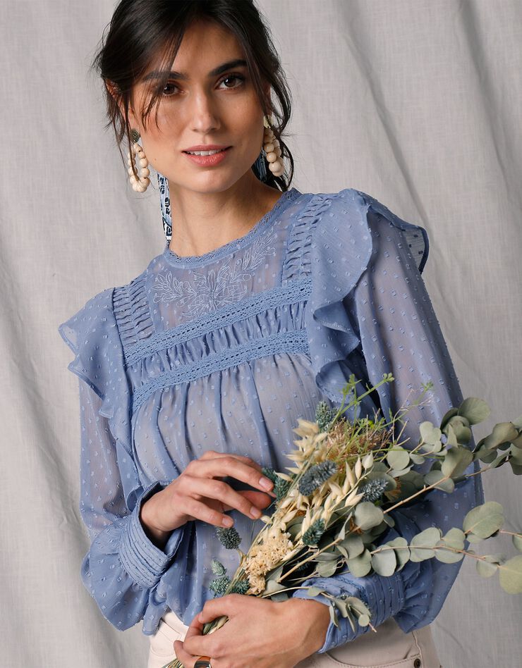 Blouse brodée volantée manches longues voile plumetis (bleu grisé) Blouse brodée volantée manches longues voile plumetis (bleu grisé)