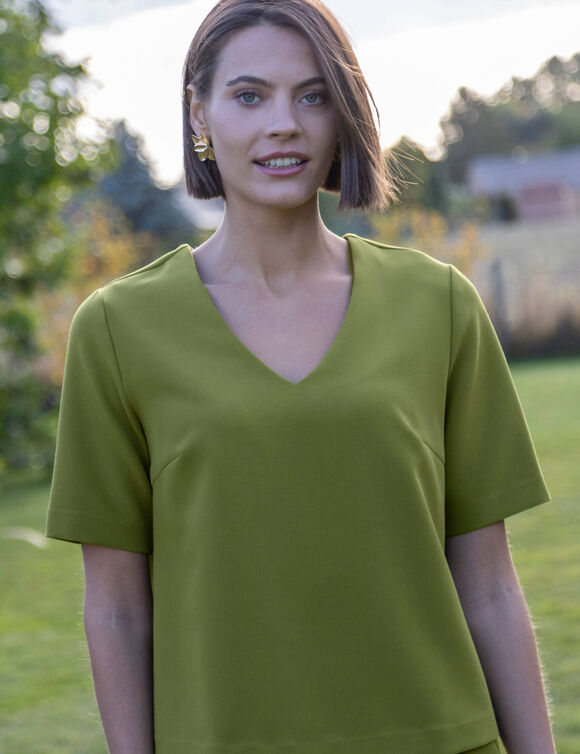Blouse fluide col V manches courtes, unie (vert mousse)