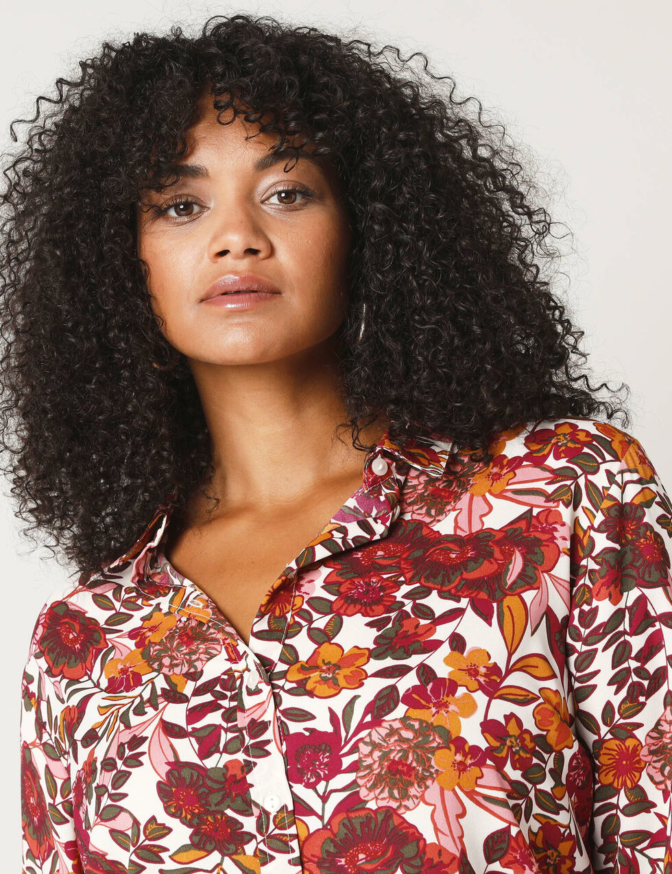 Tenue: Chemisier Boutonné à Carreaux Pourpre, Jupe évasée Rose