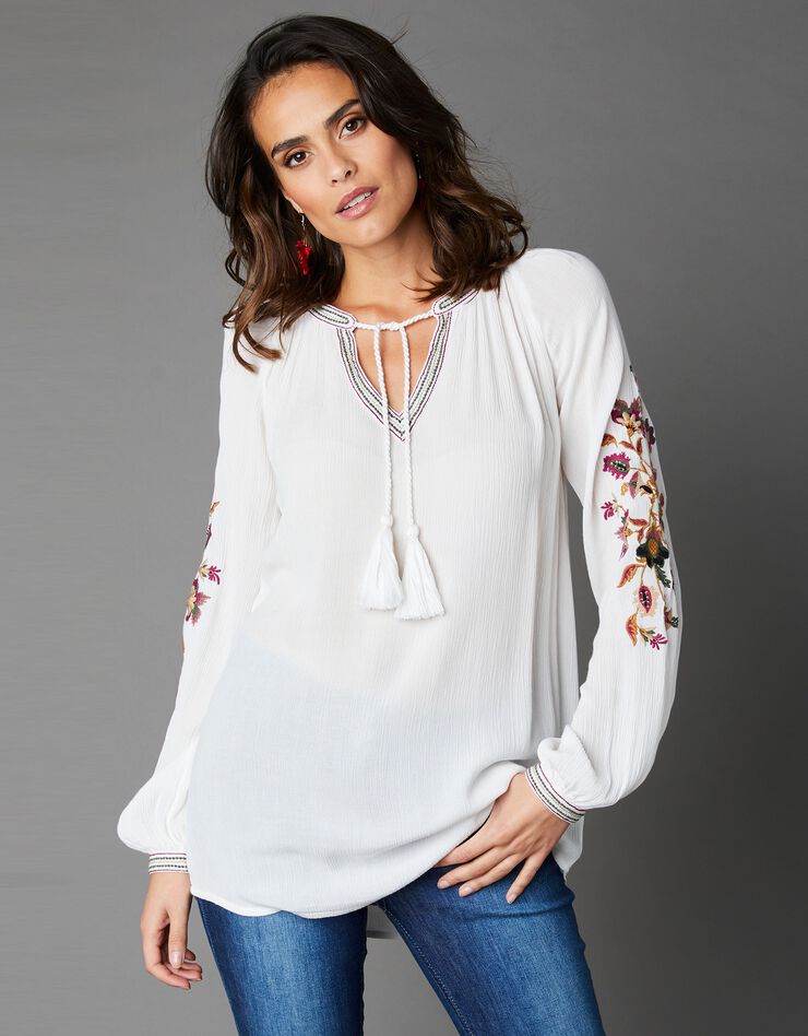 Blouse en crépon brodé à pompons (écru) Blouse en crépon brodé à pompons (écru)