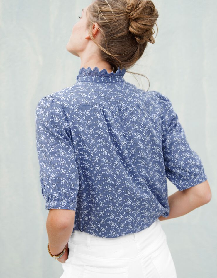 Blouse boutonnée bicolore broderie anglaise (bleu / blanc) Blouse boutonnée bicolore broderie anglaise (bleu / blanc)