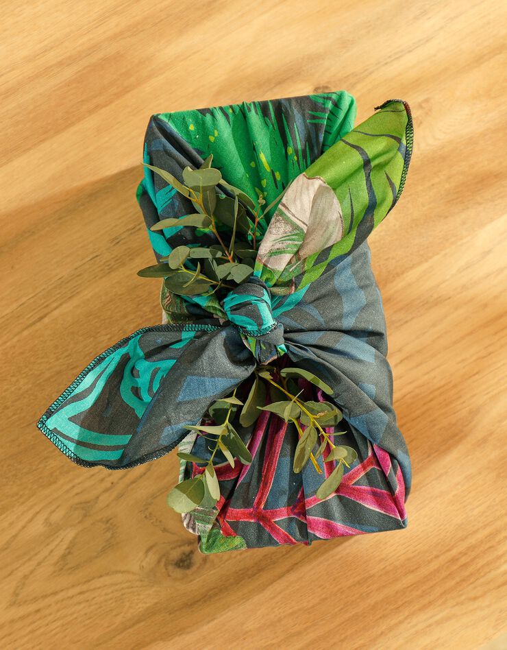 Tissu cadeau furoshiki imprimé taille M, lot de 4 - collection upcycling (multicolore) Tissu cadeau furoshiki imprimé taille M, lot de 4 - collection upcycling (multicolore)