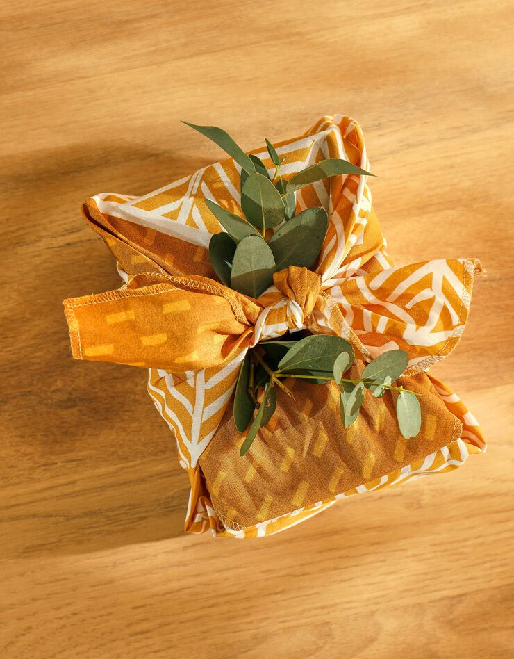 Tissu cadeau furoshiki imprimé taille S, lot de 4 - collection upcycling (blanc / jaune) Tissu cadeau furoshiki imprimé taille S, lot de 4 - collection upcycling (blanc / jaune)