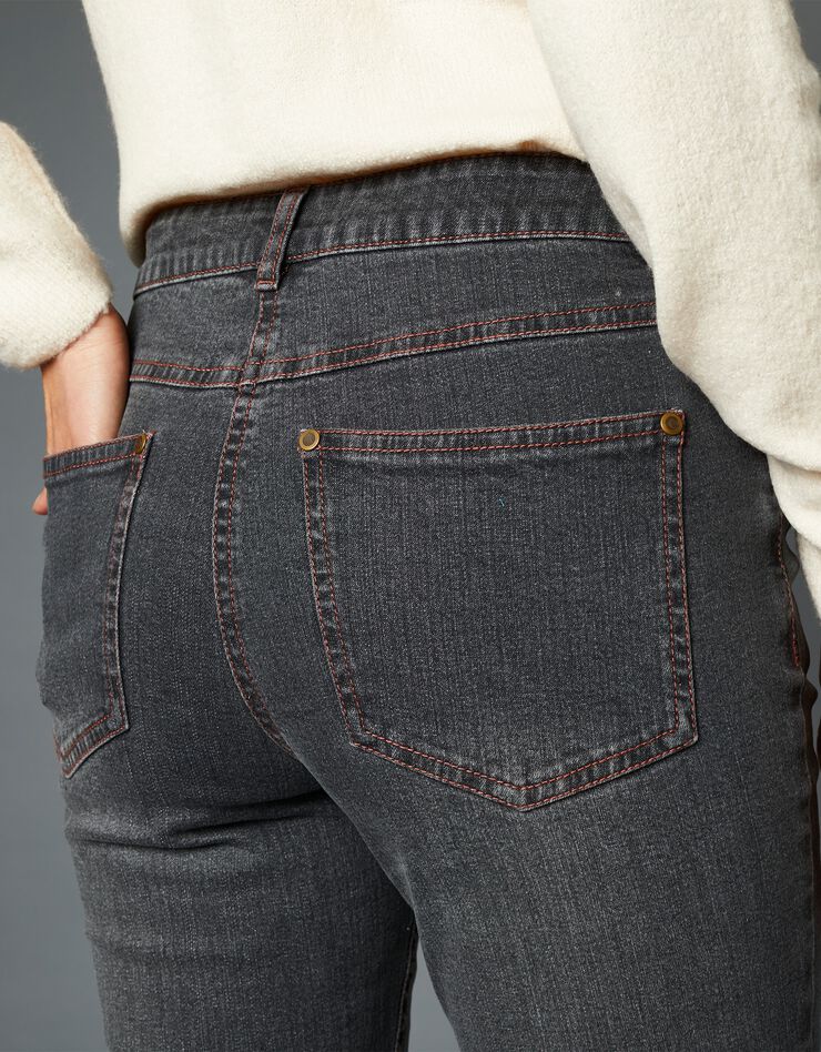 Jean coupe 7/8ème fuselé brodé (gris) Jean coupe 7/8ème fuselé brodé (gris)