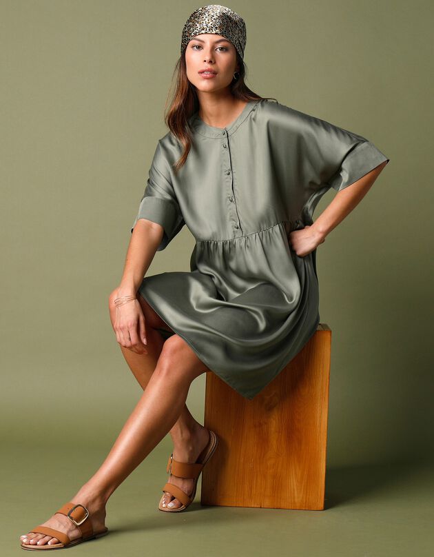 Robe courte ample en satin (kaki)