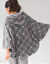 Poncho à capuche, maille polaire toucher peluche (gris / rose) Poncho à capuche, maille polaire toucher peluche (gris / rose)