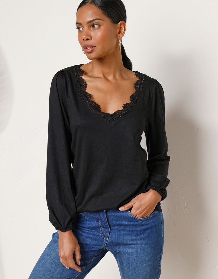 Tee-shirt uni col V finition macramé, manches 3/4 (noir) Tee-shirt uni col V finition macramé, manches 3/4 (noir)