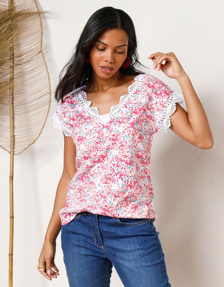 Tee-shirt imprimé col V macramé (blanc / rose) Tee-shirt imprimé col V macramé (blanc / rose)