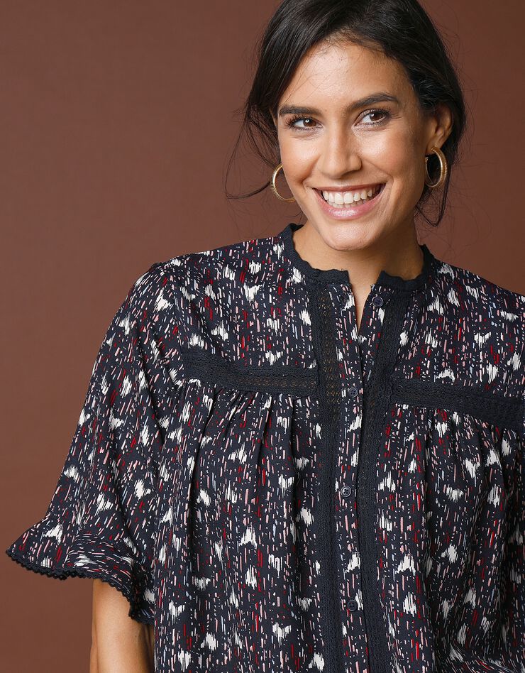 Blouse boutonnée froncée imprimée (indigo / écru) Blouse boutonnée froncée imprimée (indigo / écru)