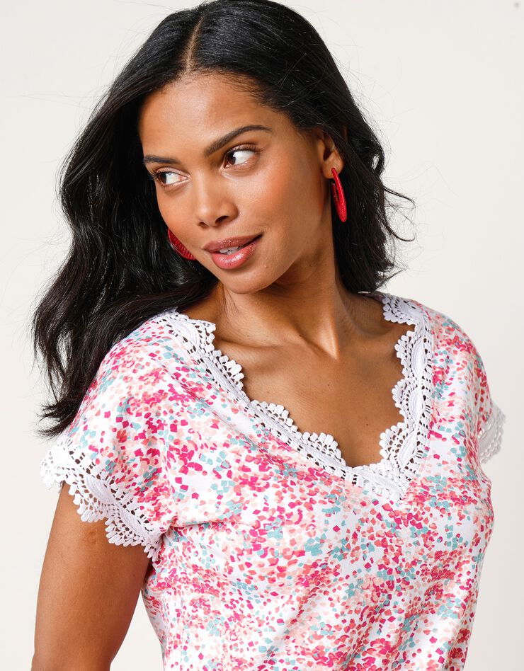 Tee-shirt imprimé col V macramé (blanc / rose) Tee-shirt imprimé col V macramé (blanc / rose)