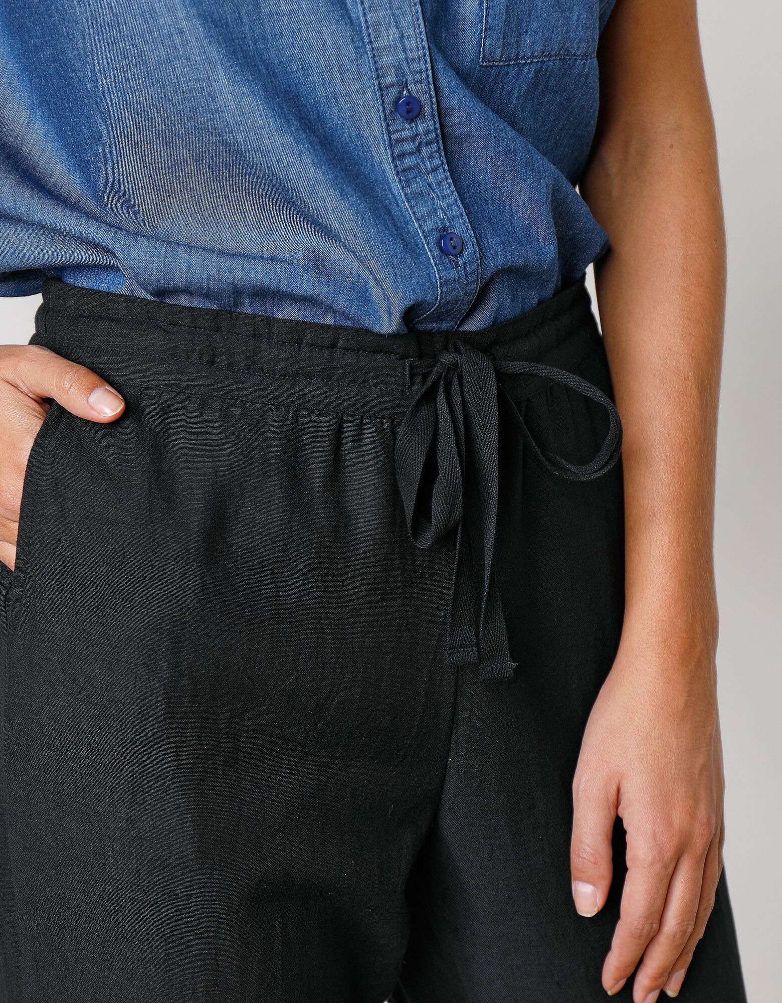 Pantalon Fusele En Soie Noire Froissee main image 0