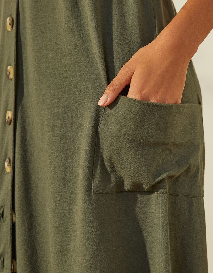 Robe boutonnée à poches, col V (kaki) Robe boutonnée à poches, col V (kaki)