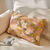 Coussin imprimé fleuri (parme)