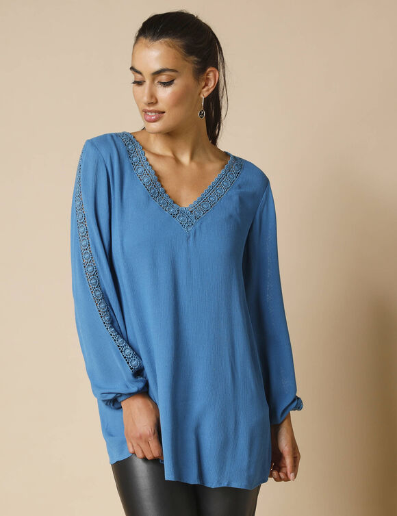 Tunique col V macramé, manches longues, crépon (bleu)