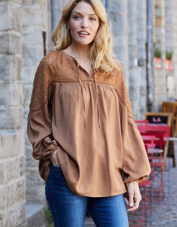 Blouse unie col fantaisie macramé (caramel) Blouse unie col fantaisie macramé (caramel)