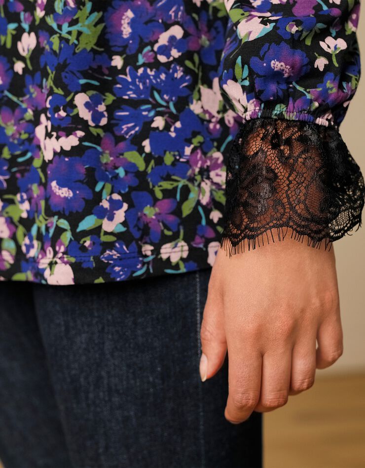Tee-shirt imprimé fleuri col V à dentelle écailles (noir / bleu) Tee-shirt imprimé fleuri col V à dentelle écailles (noir / bleu)