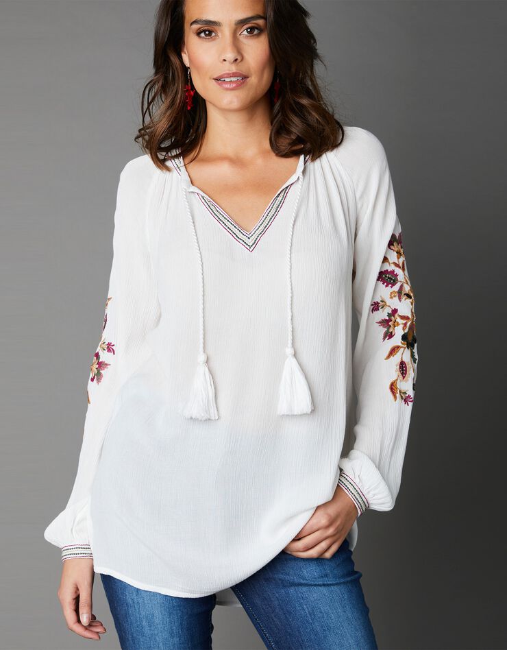 Blouse en crépon brodé à pompons (écru) Blouse en crépon brodé à pompons (écru)