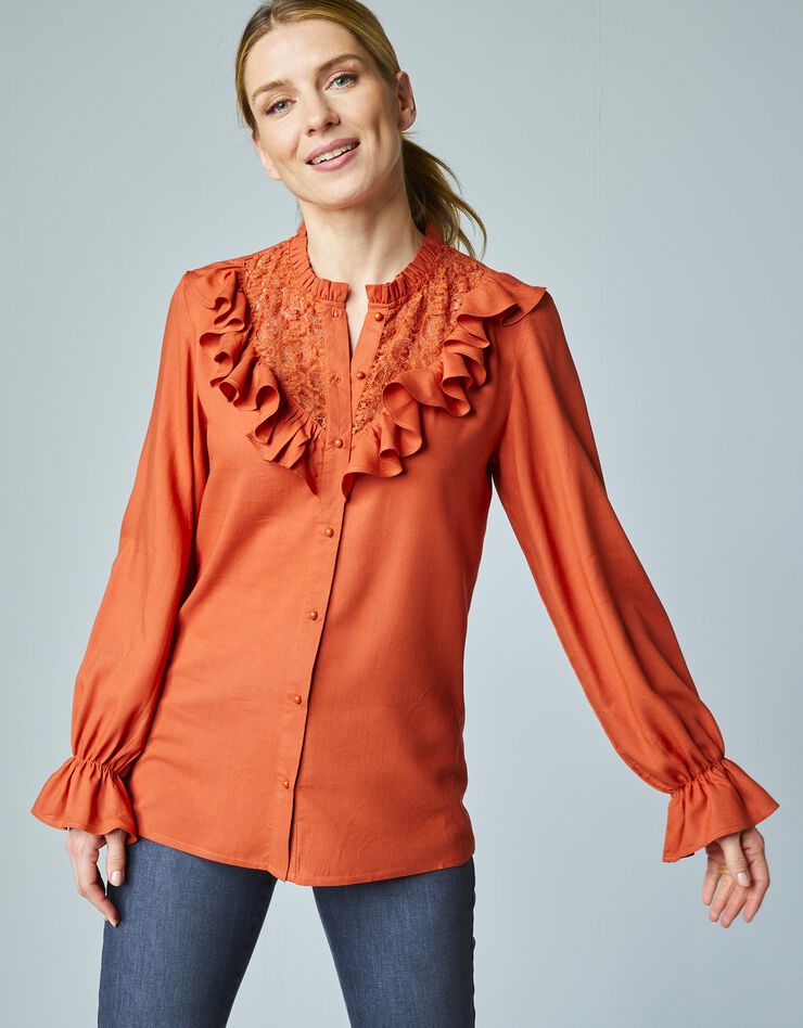 Blouse boutonnée et volantée, plastron dentelle (grenat) Blouse boutonnée et volantée, plastron dentelle (grenat)