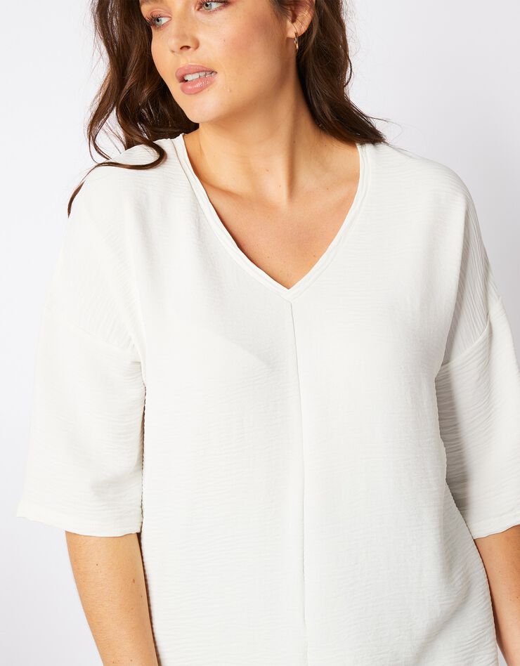 Tee-shirt fluide en maille fantaisie, col V - uni (écru) Tee-shirt fluide en maille fantaisie, col V - uni (écru)