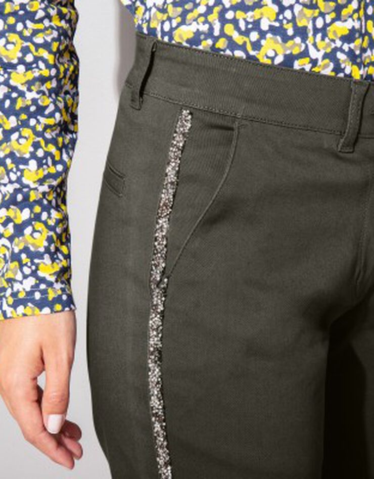 Pantalon chino bande strassée (kaki) Pantalon chino bande strassée (kaki)