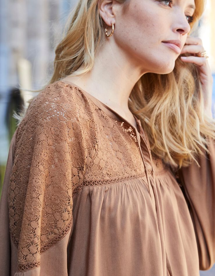 Blouse unie col fantaisie macramé (caramel) Blouse unie col fantaisie macramé (caramel)