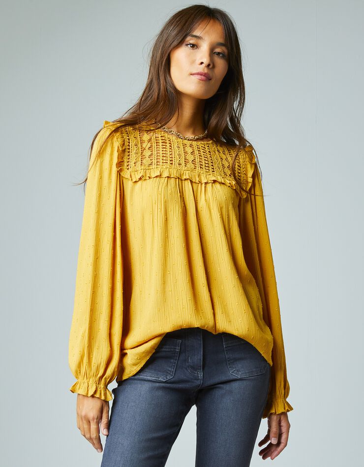 Blouse crêpe plumetis, macramé et manches longues (safran) Blouse crêpe plumetis, macramé et manches longues (safran)