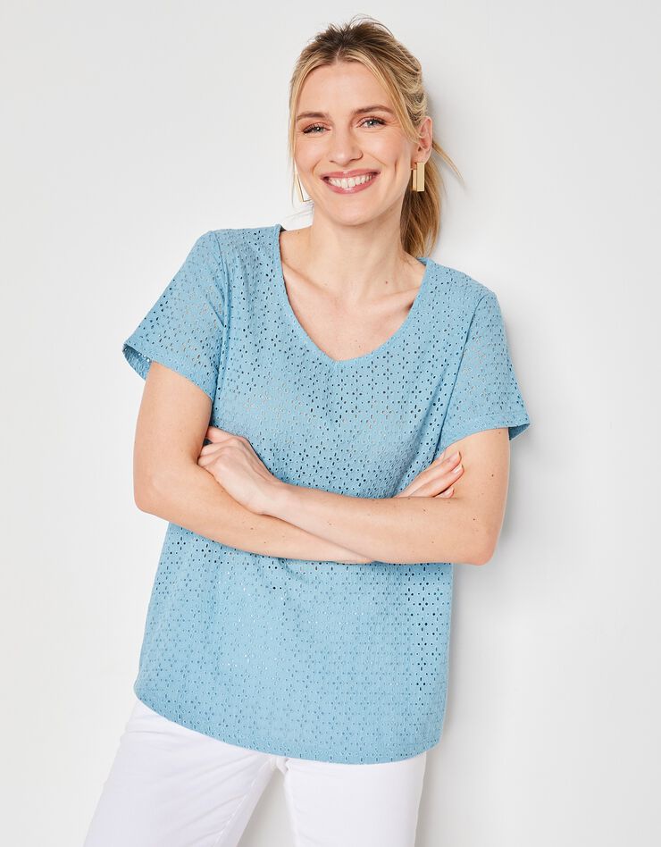Tee-shirt col V broderie anglaise (bleu grisé) Tee-shirt col V broderie anglaise (bleu grisé)