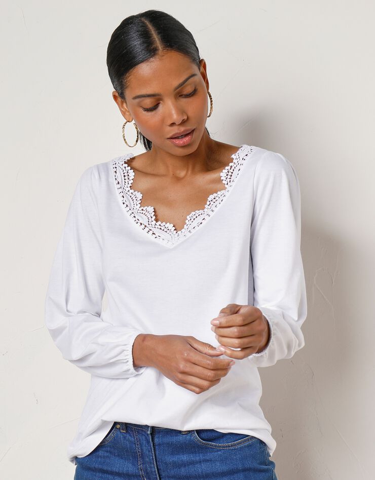 Tee-shirt uni col V finition macramé, manches 3/4 (blanc) Tee-shirt uni col V finition macramé, manches 3/4 (blanc)